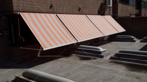 Soluciones en toldos y cerramientos para comunidades de vecinos: confort, ahorro y estética para todo el edificio 4 Foto de toldo de tipo portada instalado por toldos narcea