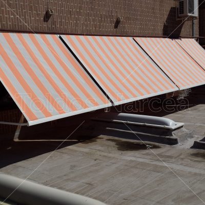 Foto de toldo de tipo portada instalado por toldos narcea