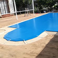 Foto de una lona de piscina instalada por toldos narcea